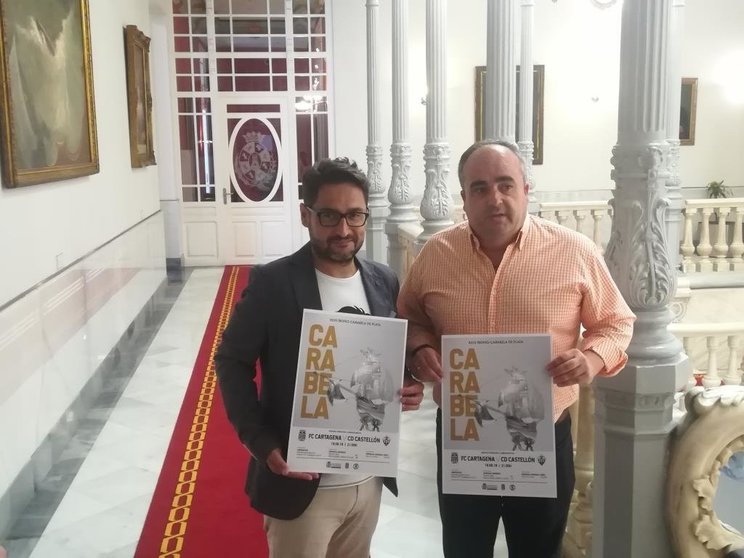 Belmonte y Juan Pedro Torralba, alcalde en funciones de Cartagena, con el cartel del torneo/SCT