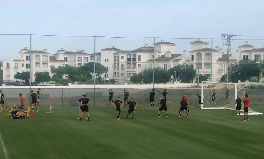 Los jugadores del Cartagena trabajando esta mañana del martes 11 en las instalaciones de la Torre Golf de Balsicas. Foto FCC