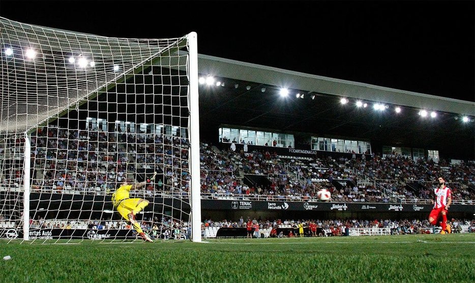 Un momento de la tanda de penaltis que dio el pase al Logroñés/RAÚL VELASCO