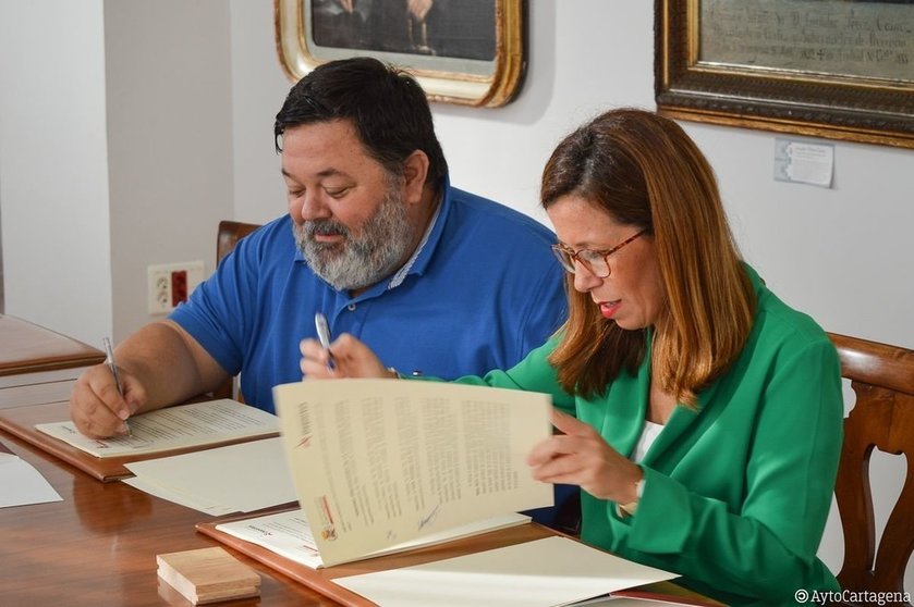 La alcaldesa Castejón y el presidente de Jimbee. Miguel Angel Jiménez, firman el convenio.