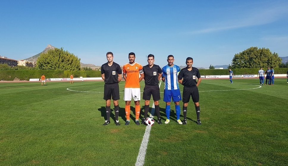 Los capitanes, junto al trío arbitral/Foto: FC Jumilla