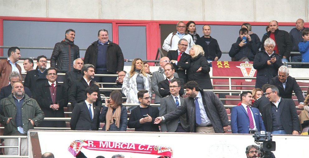 Paco Belmonte, presidente del Cartagena, acompañado en el palco de José Ballesta, alcalde de Murcia, y Fernando López Miras, presidente regional/Foto: RAÚL VELASCO-SCT