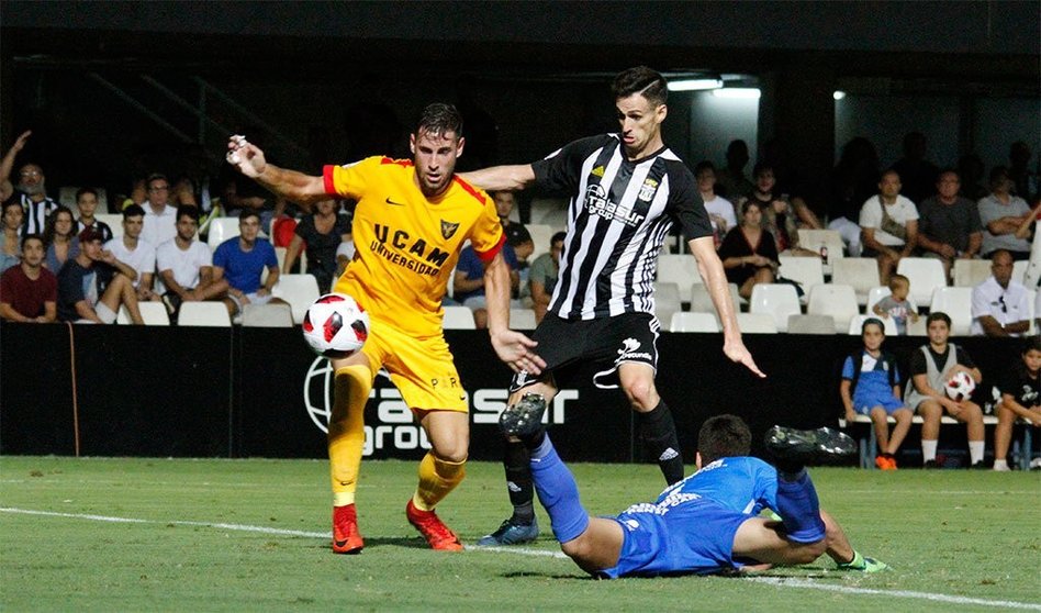 Rubén Cruz intenta una jugada de ataque, en el partido de la primera vuelta que terminó con victoria universitaria/Foto: RAÚL VELASCO-SCT