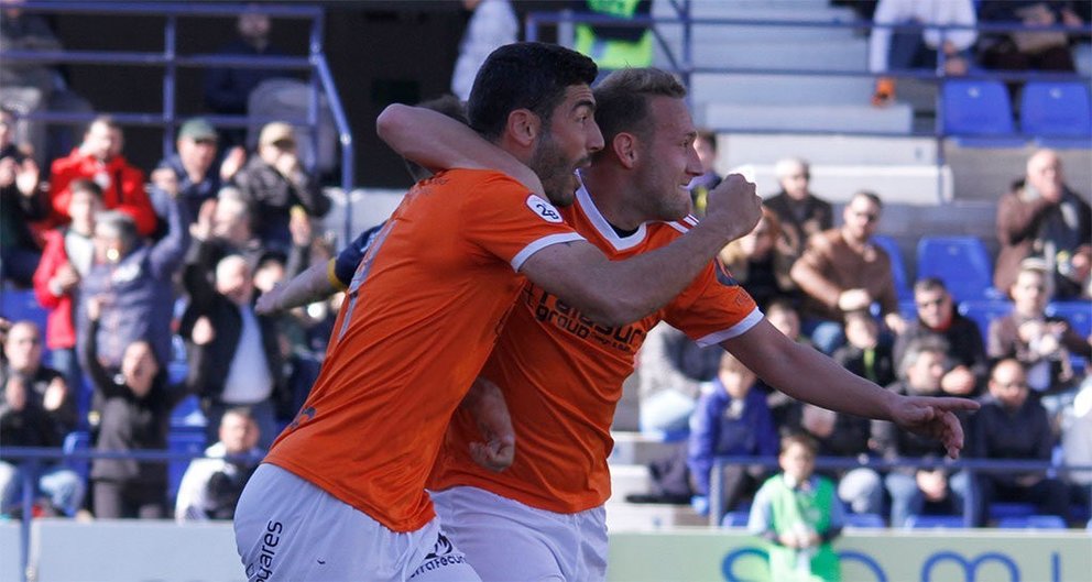 Antonio López (izda) junto a Aketxe celebra su gol el pasado domingo en La Condomina/Foto: RAÚL VELASCO-SCT
