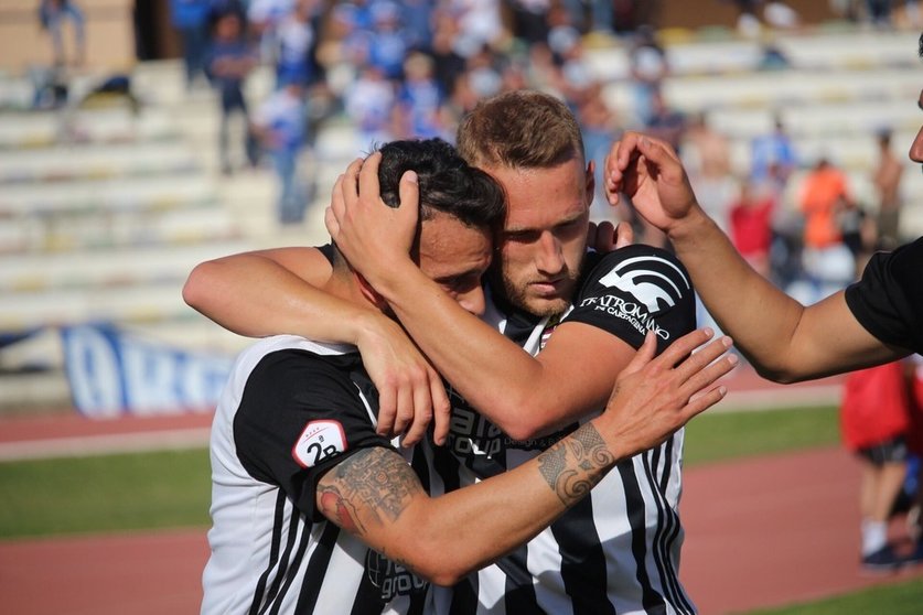 Elady y Aketxe se abrazan tras el gol del delantero vasco/Foto: Prensa FCC