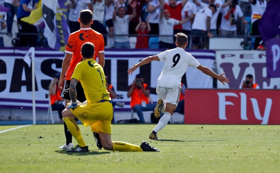 Dani Gómez celebra uno de sus dos tantos conseguidos en la primera parte ante la mirada impasible de Joao Costa y Ayala/Foto: Real Madrid