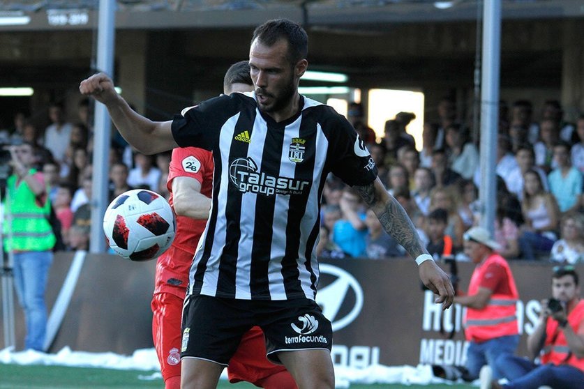 Santi Jara, que hizo un partidazo, protege un balón ante un rival castillista/RAÚL VELASCO-SCT