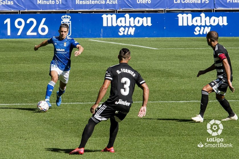 Forniés ante el ataque de un rival del Oviedo // FOTO: La Liga Smartbank