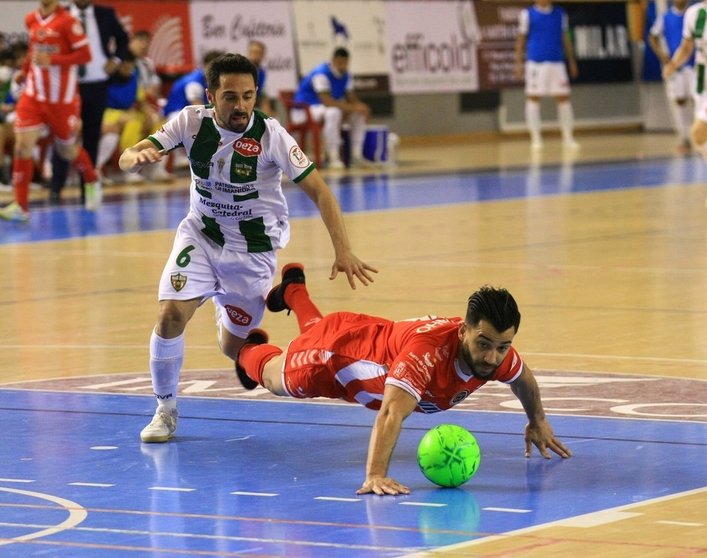 Waltinho peleando un balón durante el partido. Fuente: Jimbee Cartagena