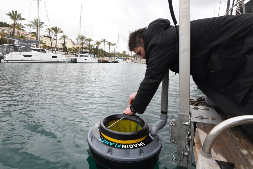 Imagin instala en el Puerto de Cartagena un dispositivo para recoger residuos del mar