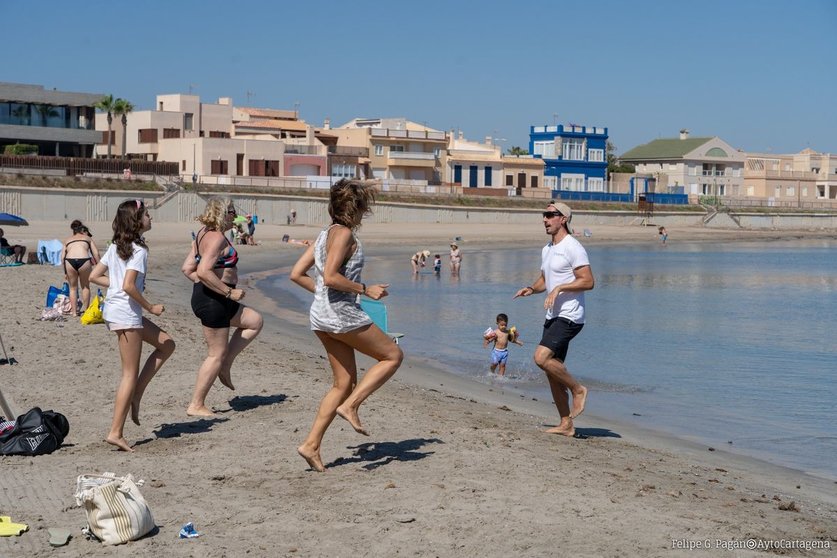 Las playas de Cartagena se llenan de actividades deportivas gratuitas este verano