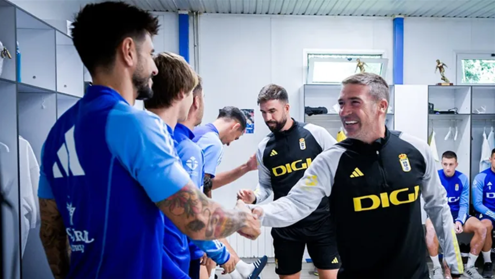 Luis Carrión antes del partido, saludando a sus nuevos jugadores en el vestuario del Oviedo.