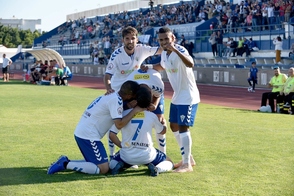 Jugadores-celebrando-el-primer-gol-del-Marbella